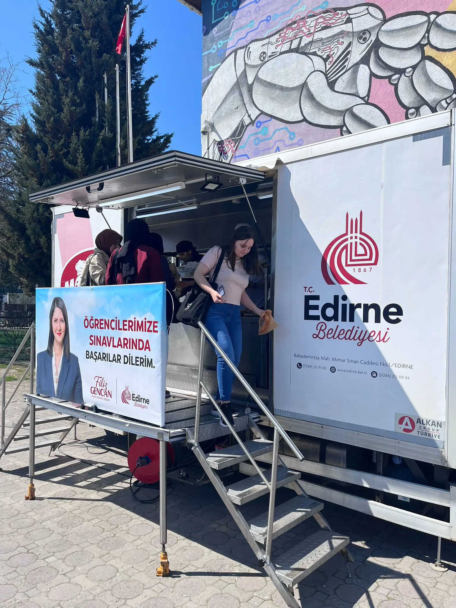 EDİRNE BELEDİYESİ’NDEN VİZE HAFTASINDA ÖĞRENCİLERE DESTEK: SICAK ÇORBA VE LOKMA İKRAMI DEVAM EDİYOR galeri görseli